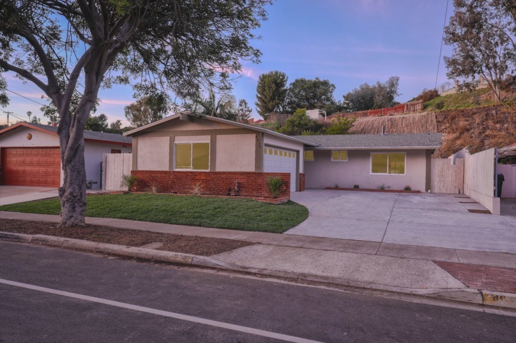 4634 Chateau Dr, San Diego, CA 92117